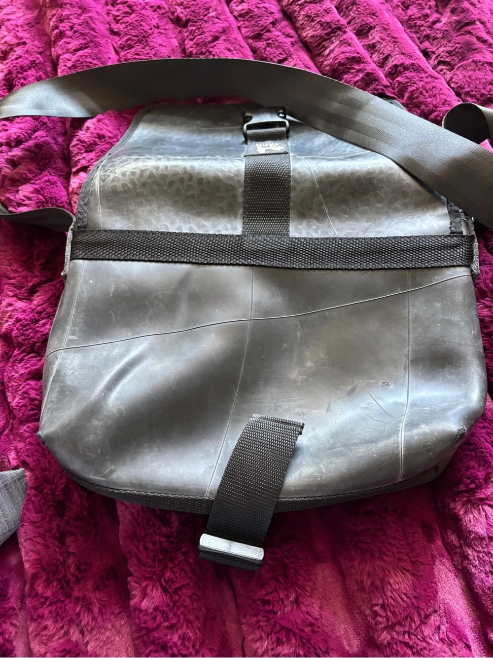 Vaho gray messenger
